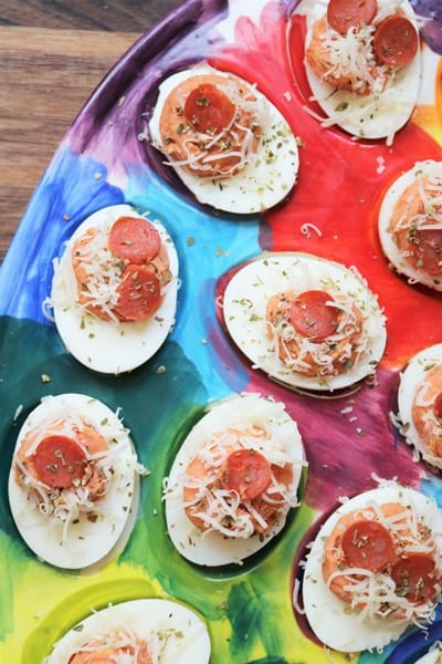 Pepperoni Pizza Deviled Eggs by The Spiffy Cookie #recipe #pizzaeggs #pepperonieggs