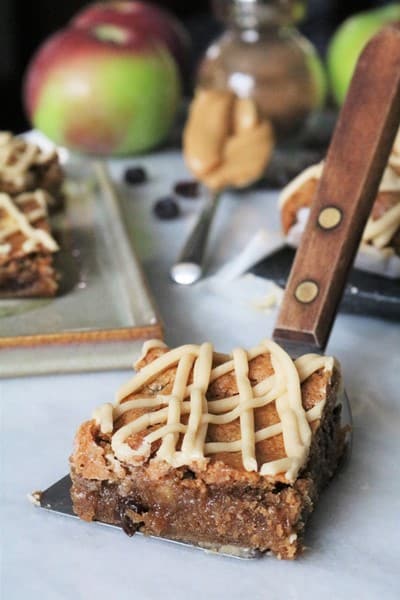 Peanut Butter Cinnamon Raisin Apple Bars #cinnamonraisin