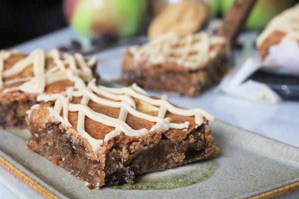 Peanut Butter Cinnamon Raisin Apple Bars #peanutbutterapple