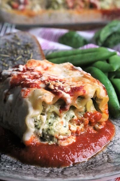 Lasagna rolls with chicken and pesto