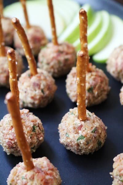 Bacon Goat Cheese Pretzel Pops by The Spiffy Cookie #recipe #thespiffycookie #baconpops