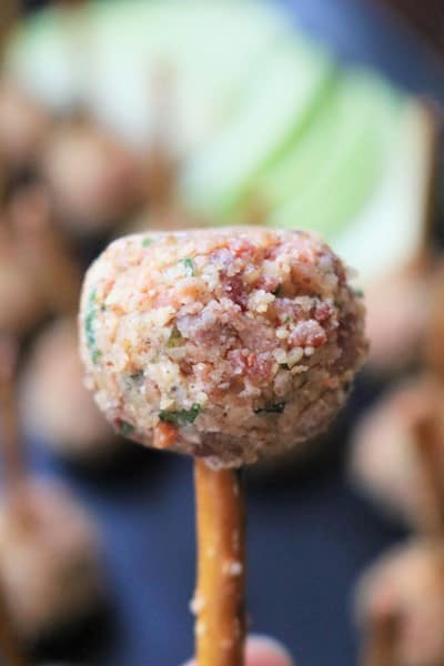Bacon Goat Cheese Pretzel Pops by The Spiffy Cookie #appetizer #recipe #savorypops