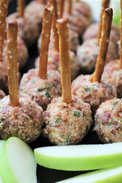 Bacon Goat Cheese Pretzel Pops by The Spiffy Cookie #recipe #bacongoatcheese #minicheeseball