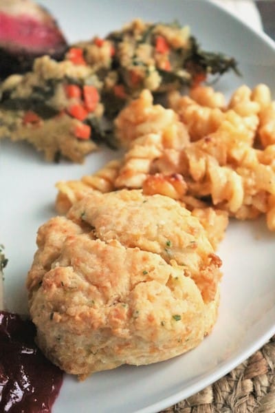 Cheddar & Chive Buttermilk Biscuits #biscuits #cheddar