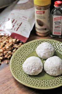 Cinnamon Pecan Snowball Cookies #ChristmasCookies #snowballcookies
