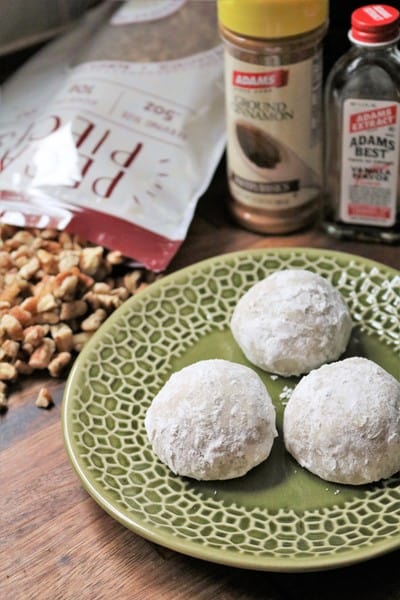 Cinnamon Pecan Snowball Cookies #ChristmasCookies #snowballcookies