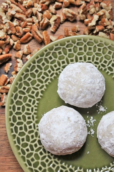 Cinnamon Pecan Snowball Cookies #pecanballs #pecancookies