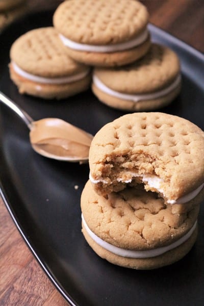 Fluffernutter Sandwich Cookies #marshmallowfrosting
