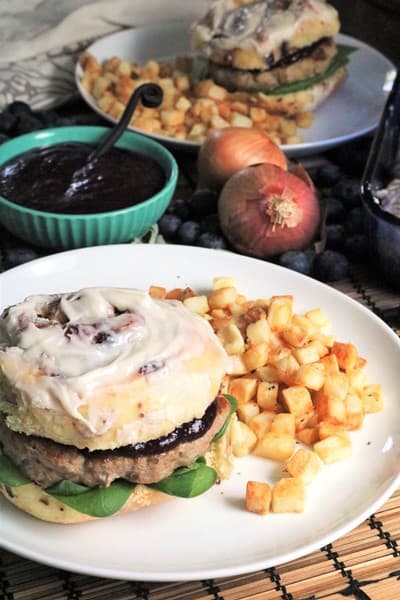 Blueberry Cinnamon Roll Turkey Burgers #brunch