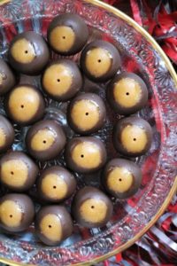 Peanut Butter Buckeye Cake Balls #thespiffycookie
