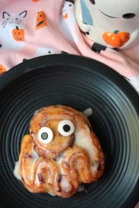 Ghost Halloween Cinnamon Rolls.