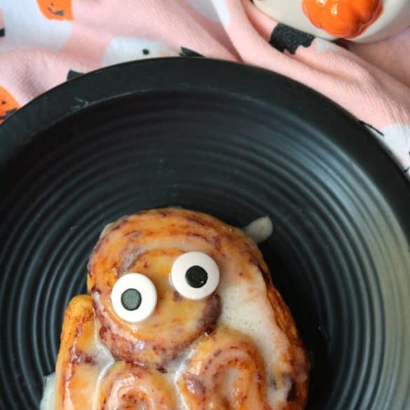 Ghost Halloween Cinnamon Rolls.